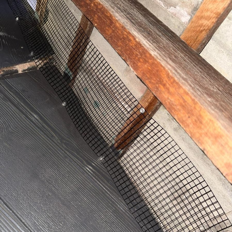 Mesh sealing under roof timbers